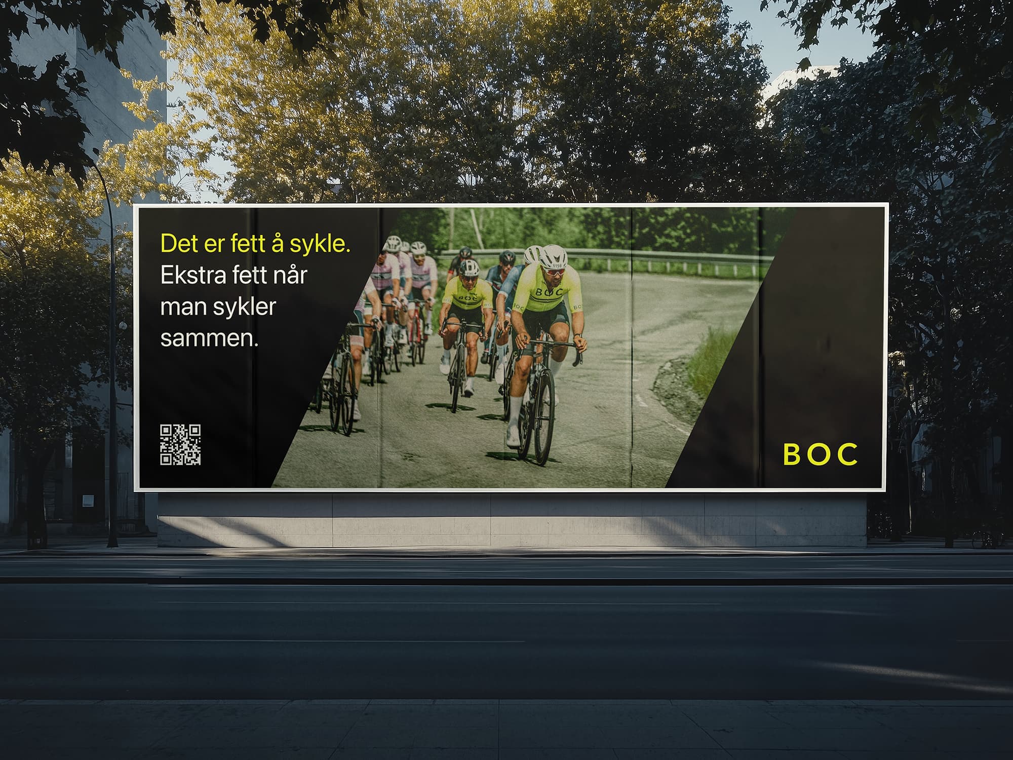 Billboard med BOC-ryttere, budskap, QR-kode og ordmerket