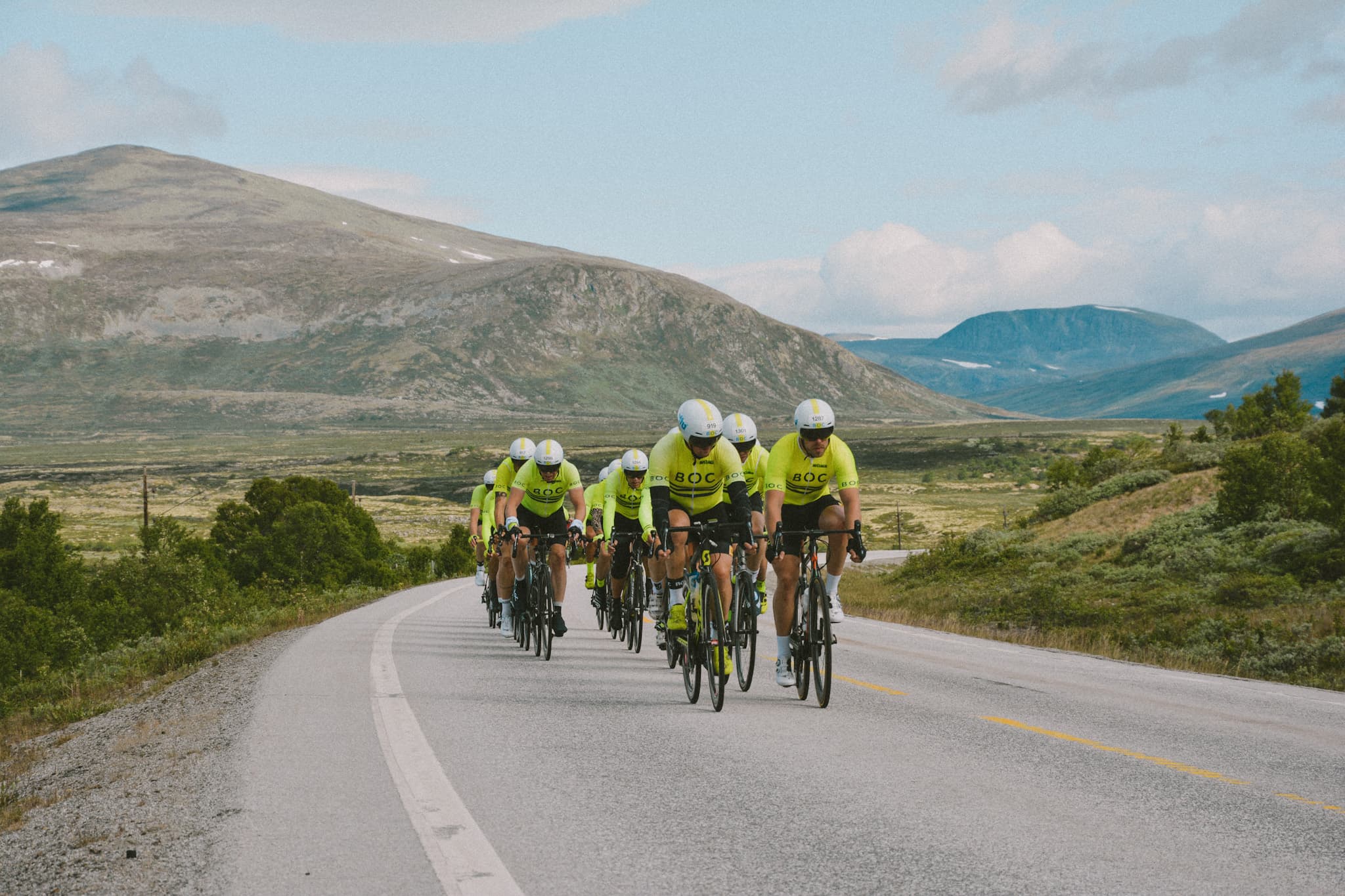 BOC-ryttere i gule drakter på en fjellvei under Styrkeprøven