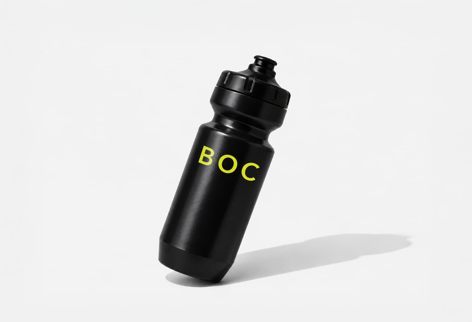 Svart drikkeflaske med gult BOC-ordmerke