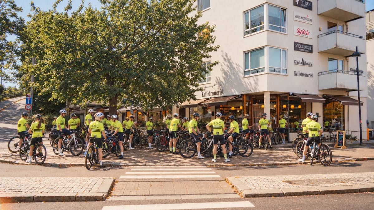 Rundt tretti ryttere i gul BOC-drakt samles med syklene foran Kaffebrenneriet i Sandvika en solrik søndag