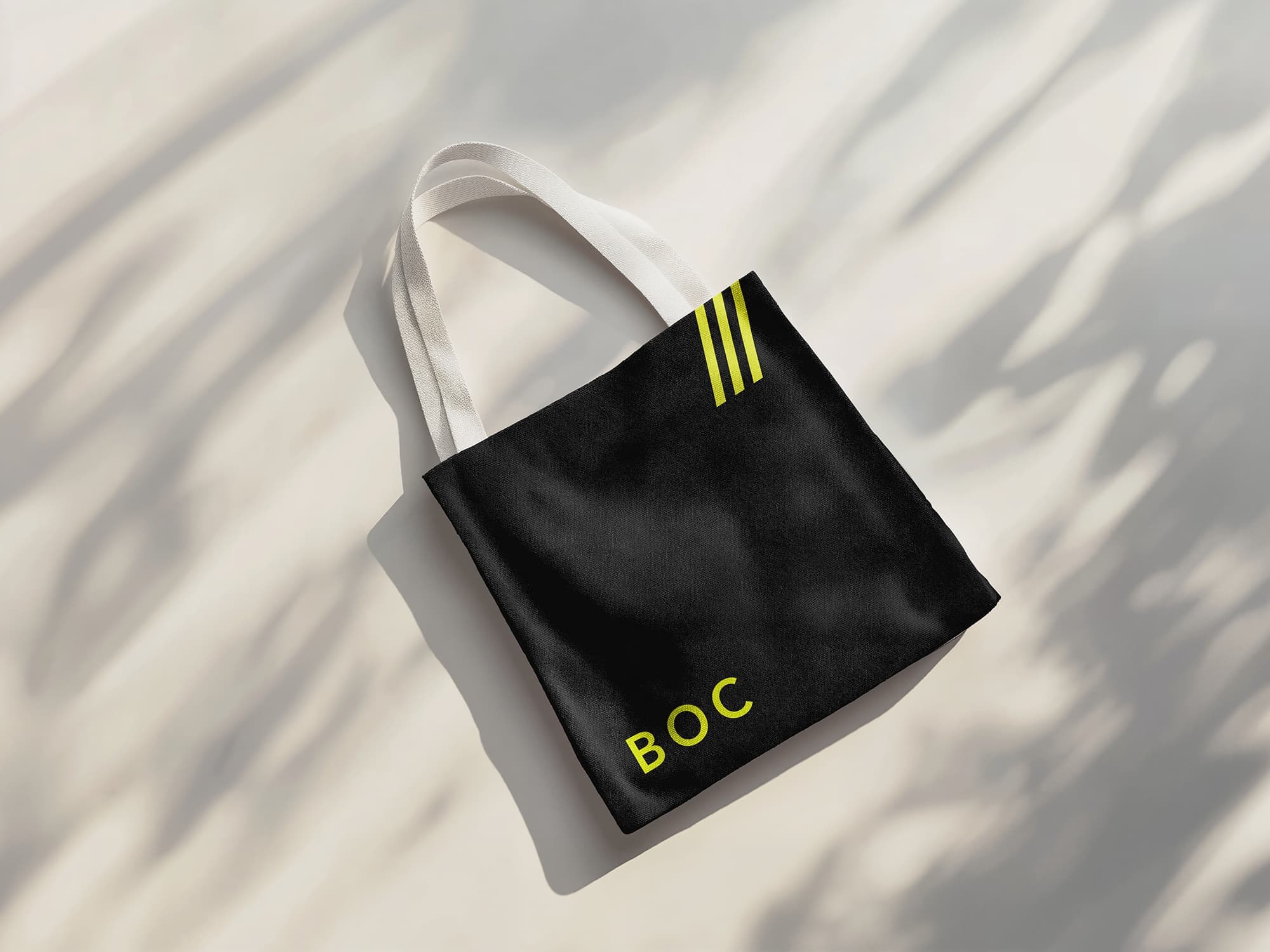 Svart bag med gult BOC-ordmerke og tre gule striper