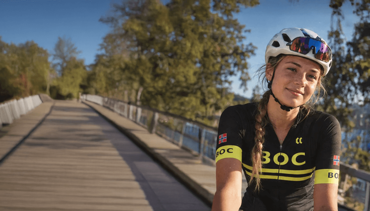 Ung kvinne med hjelm, solbriller og sort BOC-drakt